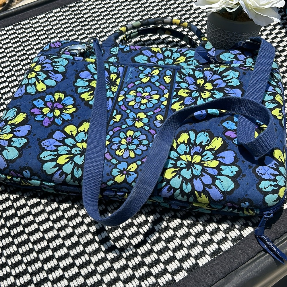 5 piece Vera Bradley travel set : Indigo Pop
Fall 2012 - Picture 13 of 14